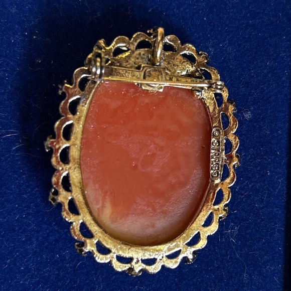 Vintage Rose Cameo Brooch by Gerry’s Jewelry Company - Picture 3 of 10
